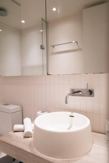 Stylish In Cbd - Pool, & Sauna Melbourne