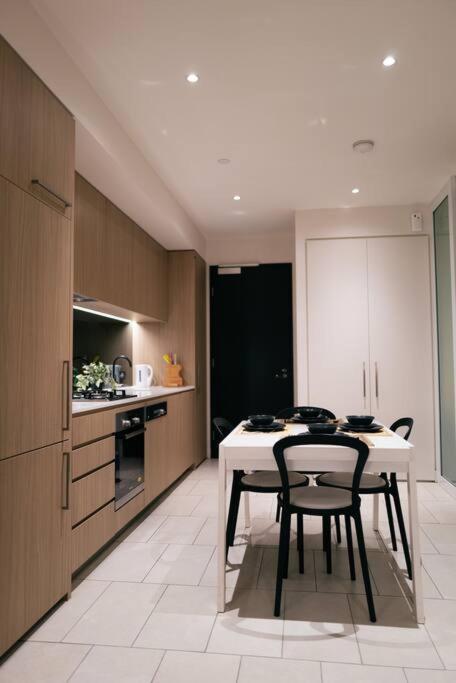 Apartment Stylish In Cbd - Pool, & Sauna