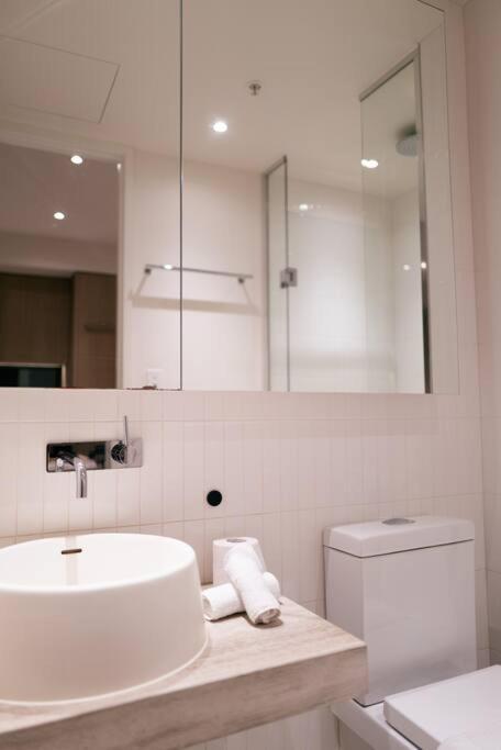 Stylish In Cbd - Pool, & Sauna Apartment *