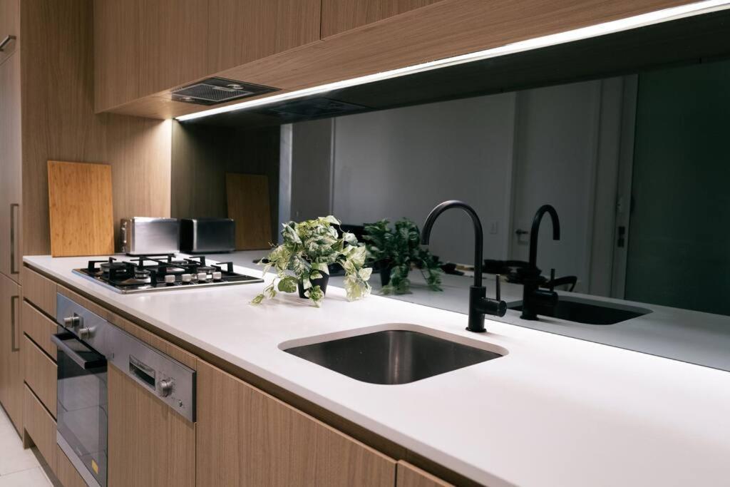 Stylish In Cbd - Pool, & Sauna Apartment