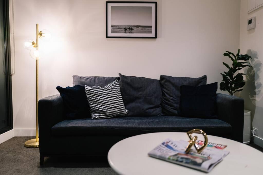 Stylish In Cbd - Pool, & Sauna Apartment