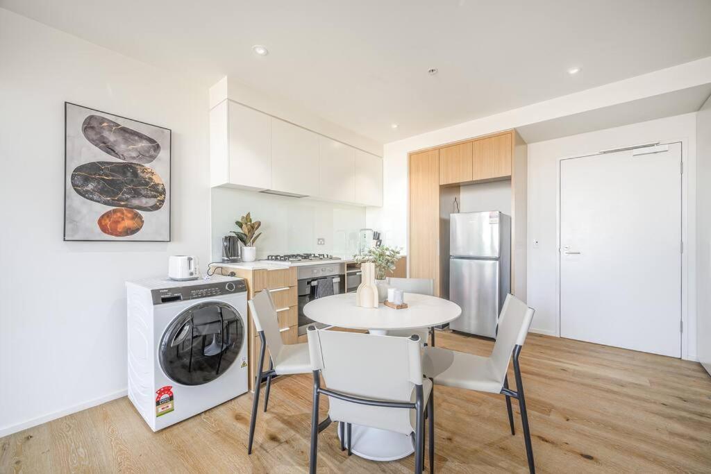Apartment Inner Comforts Bay Views 1b1b1c 2-beds Melbourne