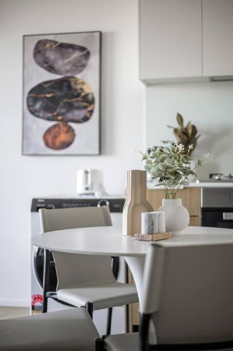 Inner Comforts Bay Views 1b1b1c 2-beds Apartment Melbourne