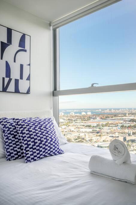 Apartment Inner Comforts Bay Views 1b1b1c 2-beds Melbourne
