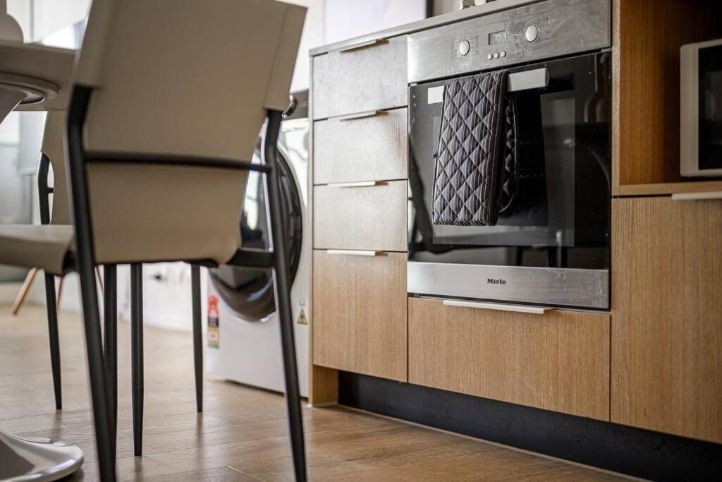 Inner Comforts Bay Views 1b1b1c 2-beds Apartment Melbourne
