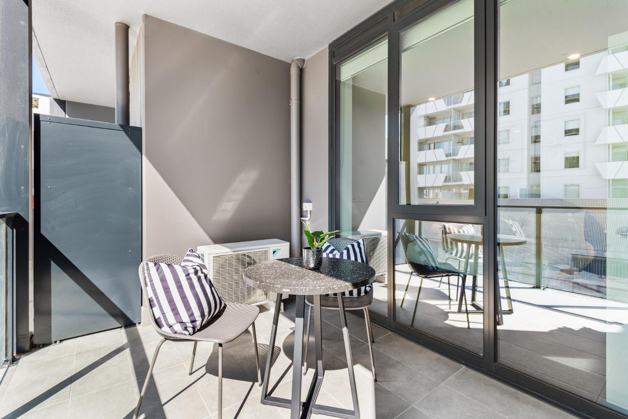 Apartment Elegant 1-bed By Shops With Rooftop Swimming Pool