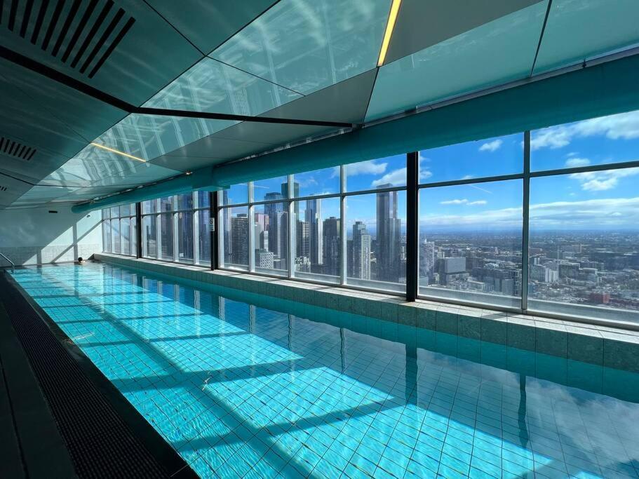 Blue, Rooftop Pool And Gym Apartment Melbourne