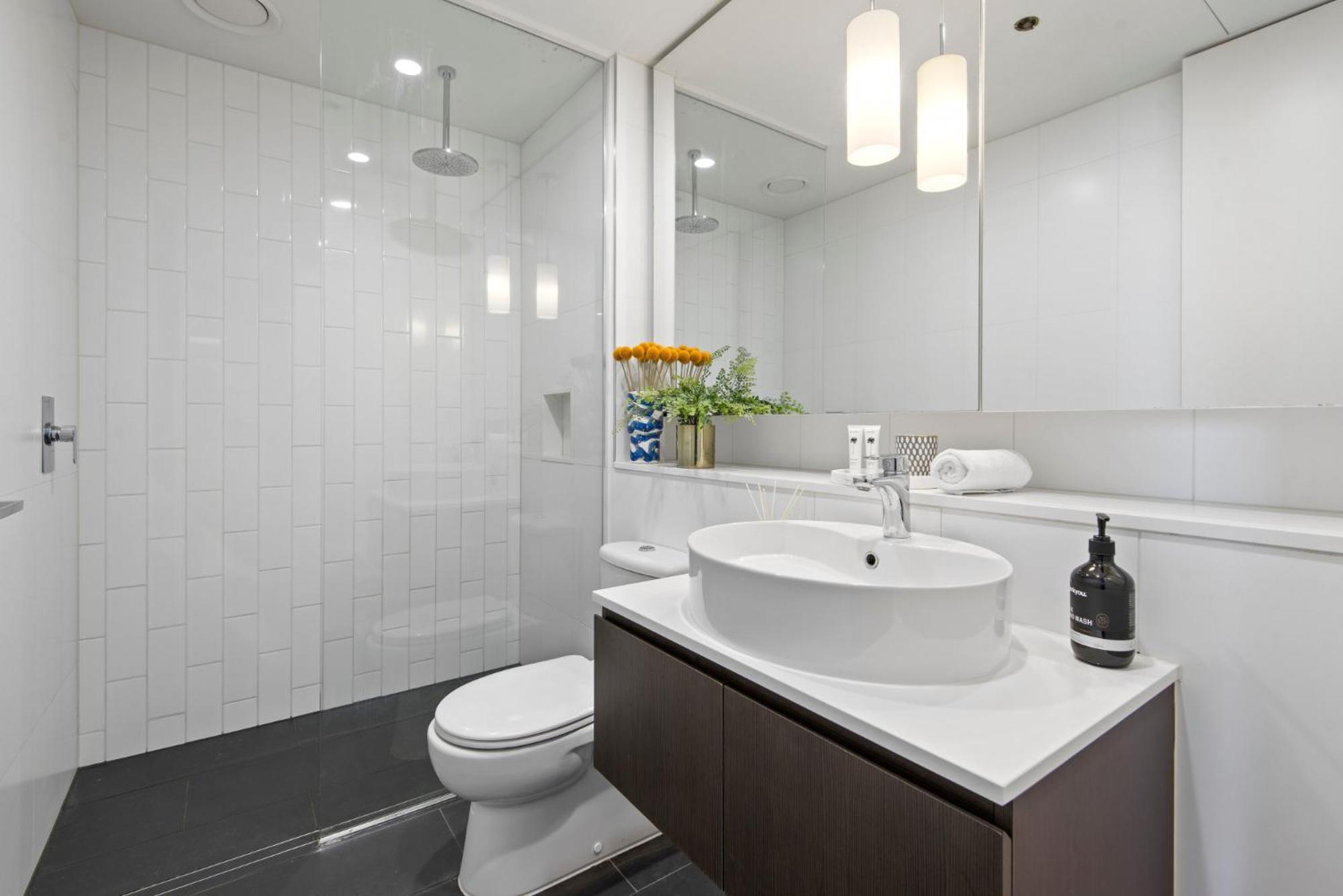 Apartment Chic 1-bed With Balcony Views And Amenities