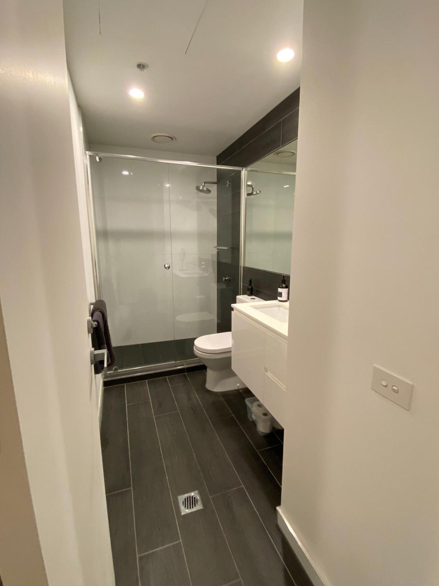 Modern Quiet 1 & 2 Bed Opposite Park Apartment *