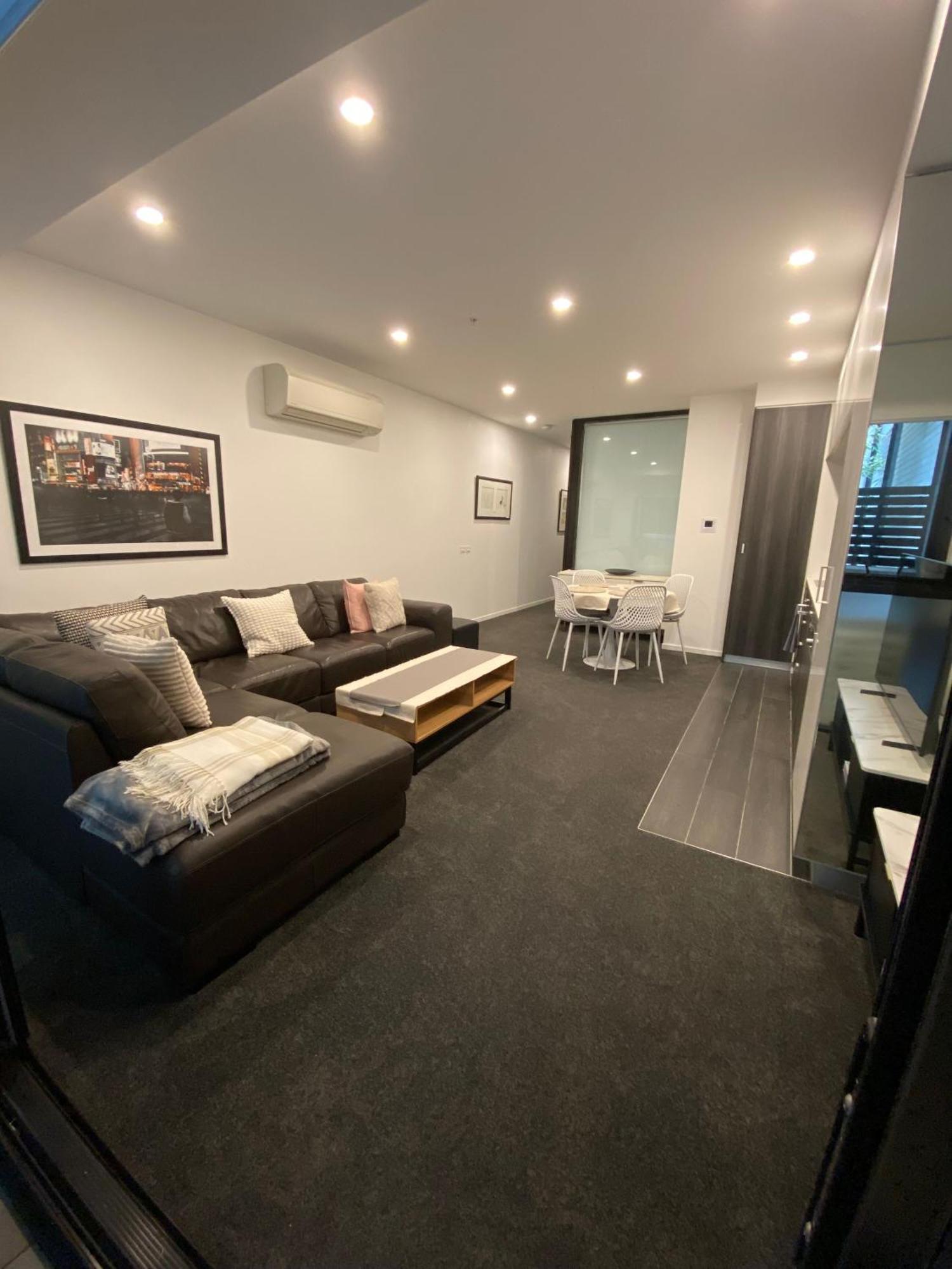 Modern Quiet 1 & 2 Bed Opposite Park