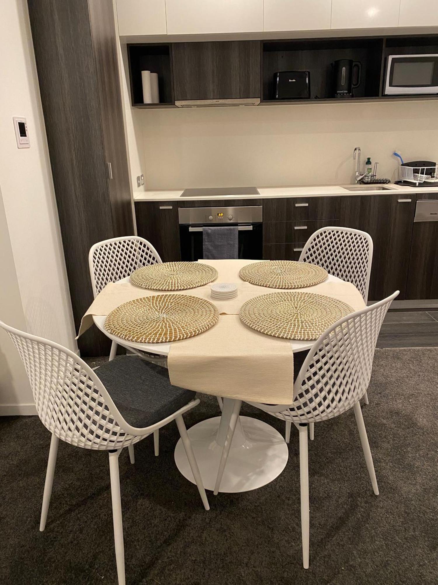 Apartment Modern Quiet 1 & 2 Bed Opposite Park *