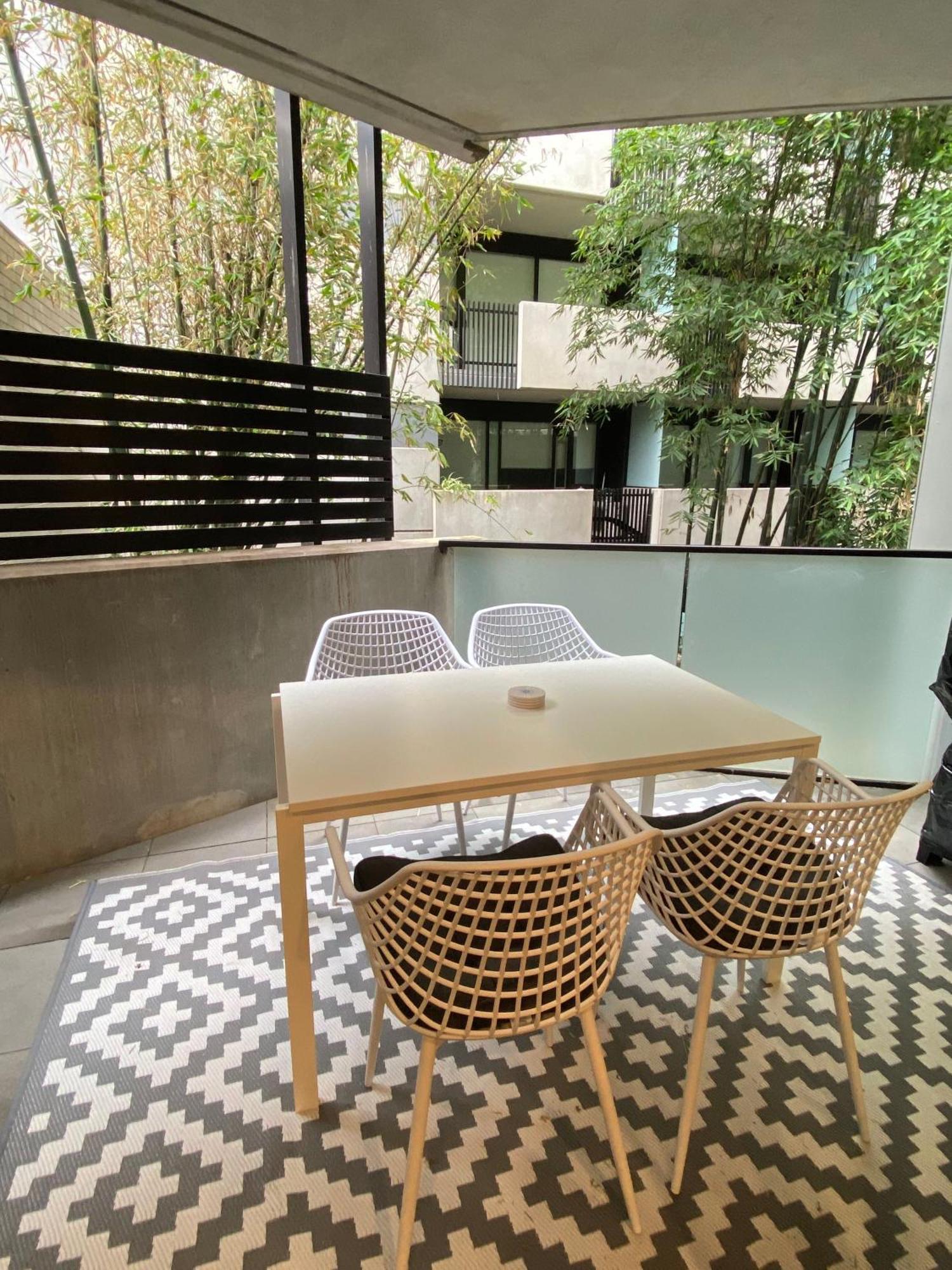 Modern Quiet 1 & 2 Bed Opposite Park