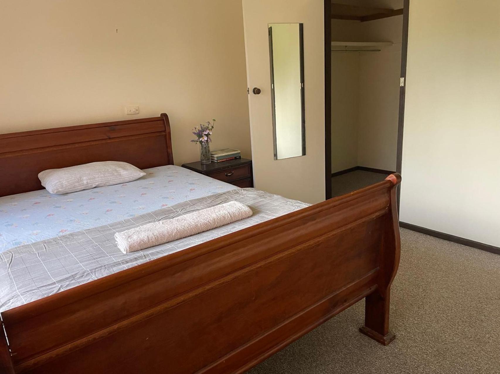 A King Bedroom Adjacent To Parks And Bus Stations