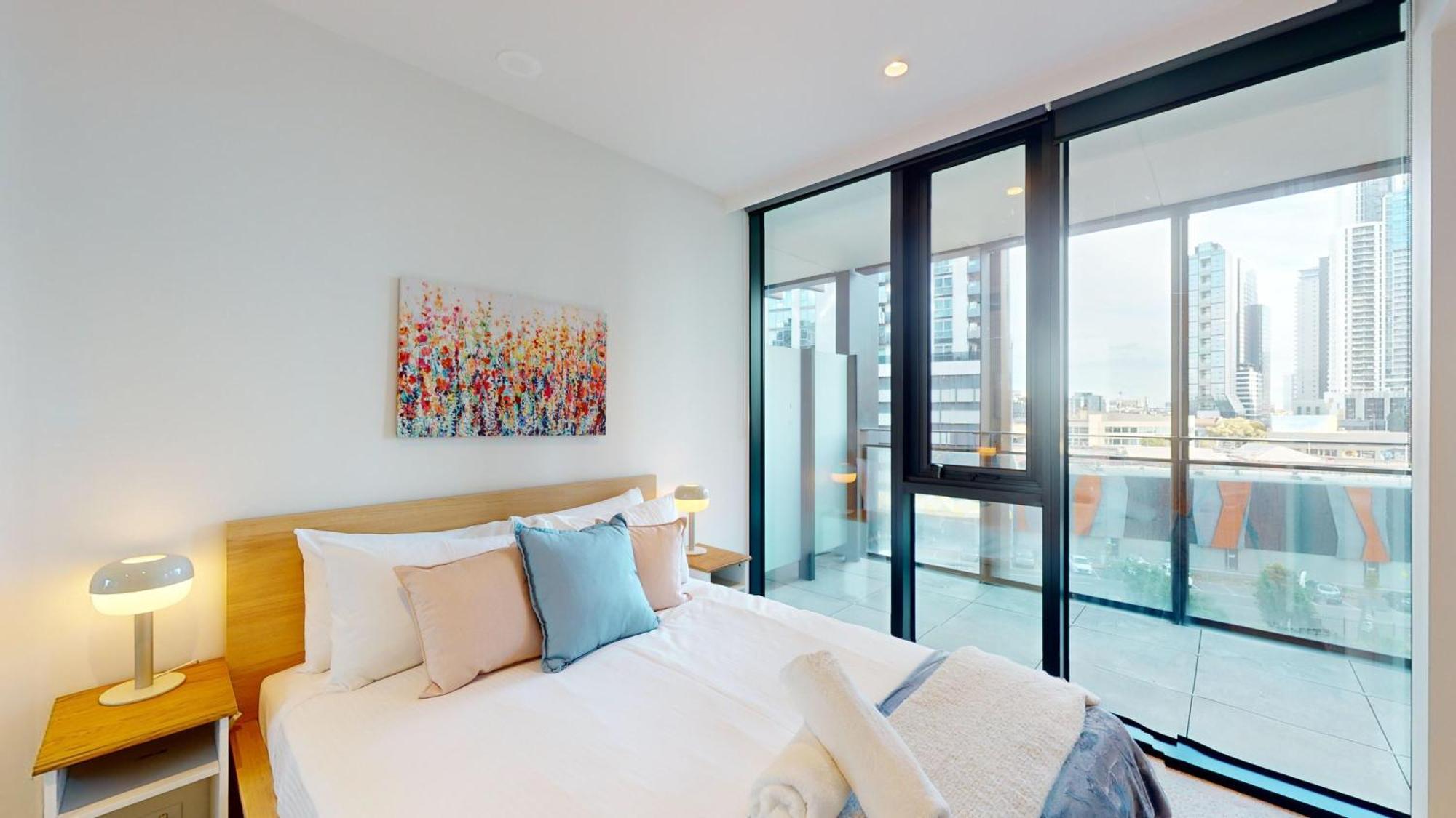 Square Apartment *