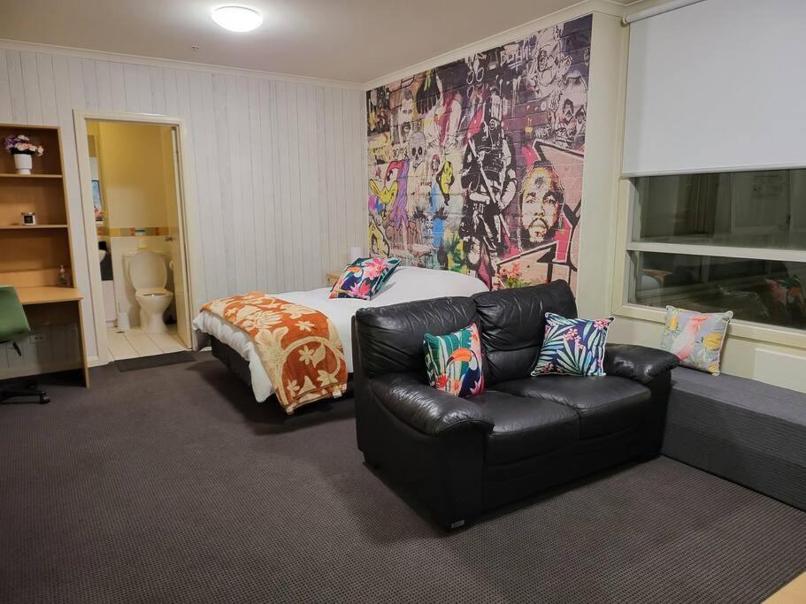 Amazing Front Flinders Station Apartment *