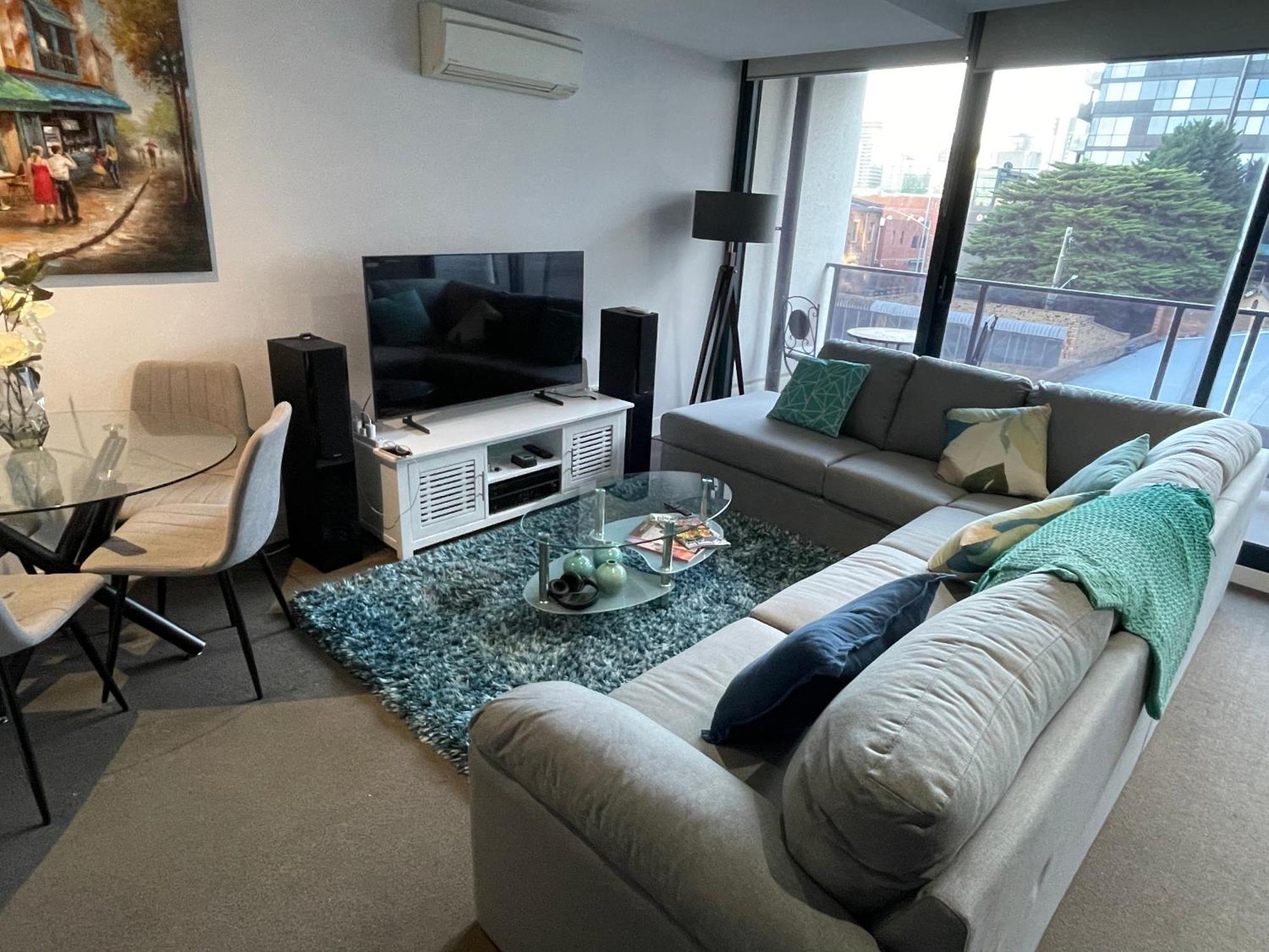 Modern Luxurious With Private Parking On Premises And Fast Internet Melbourne