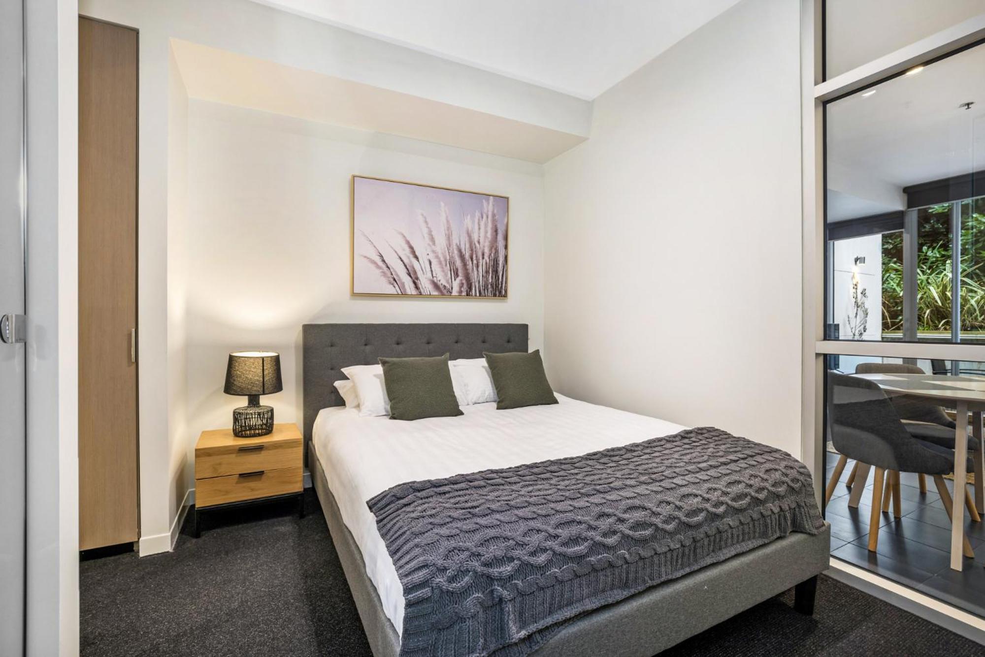 Ground Floor Terrace Unit Near Edinburgh Gardens
