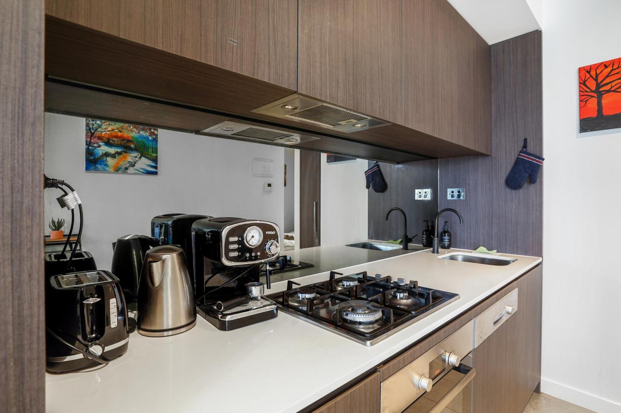Apartment Cosy 2-bedroom Retreat With View Near Qvm