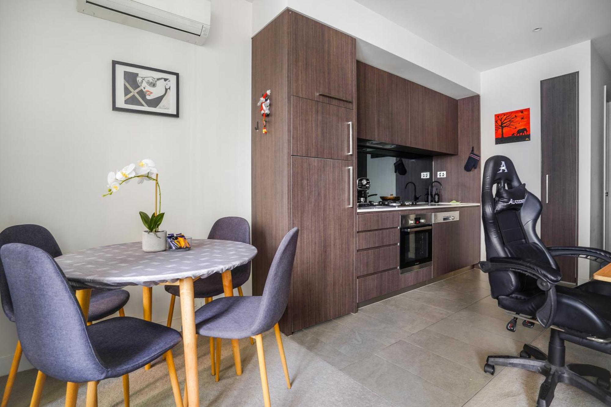 Apartment Cosy 2-bedroom Retreat With View Near Qvm *