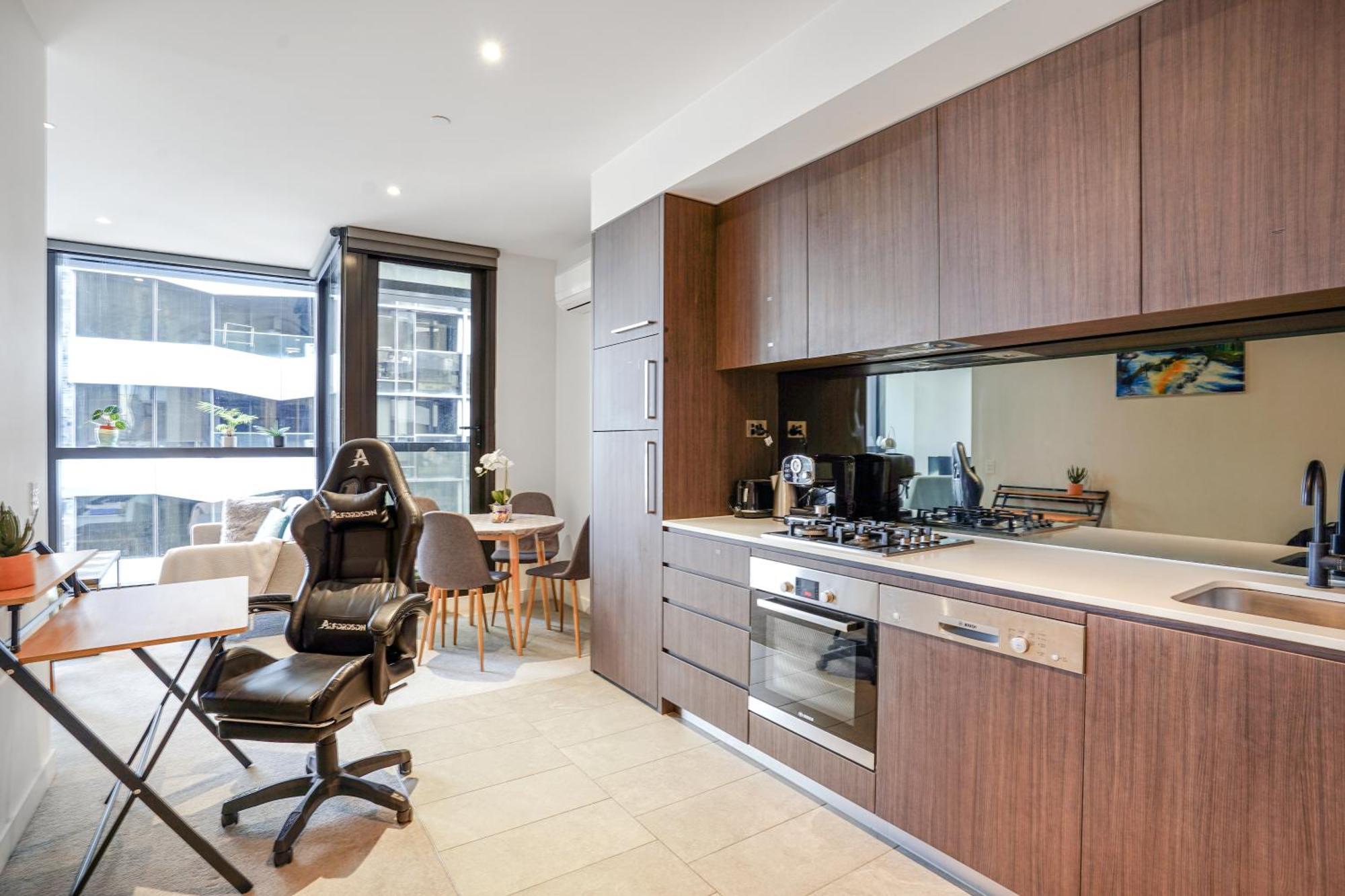 Cosy 2-bedroom Retreat With View Near Qvm