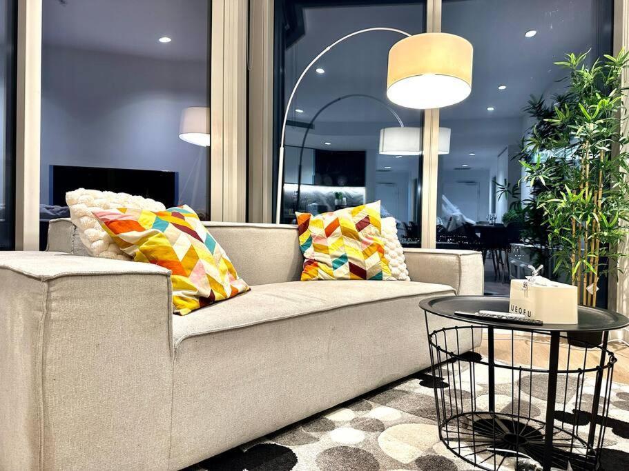 Prime Seaview Cbd 2br Free Parking Apartment
