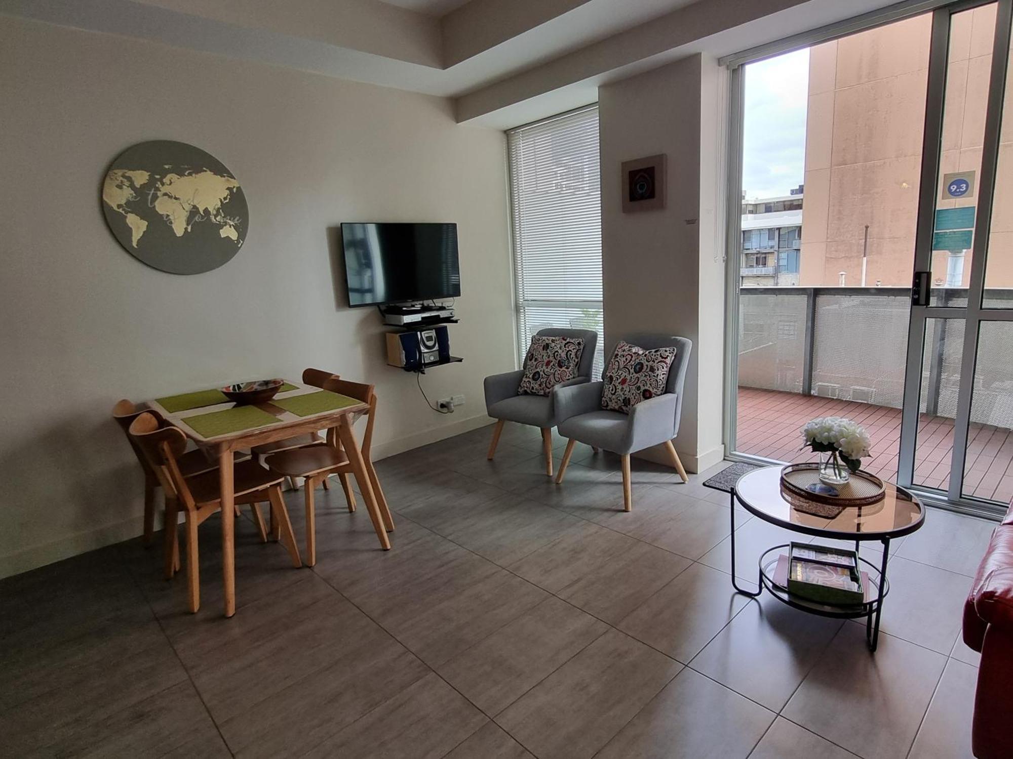 Pleasant On Collins Apartment