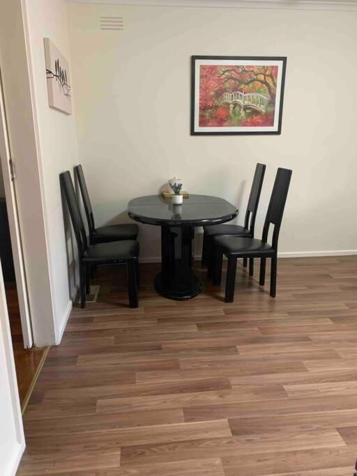 Glenroy Near Airport, City&shop Apartment