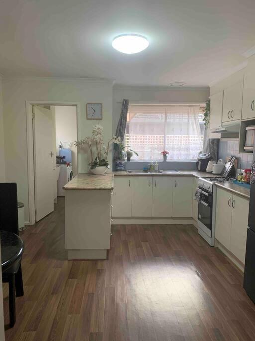 Glenroy Near Airport, City&shop Apartment *