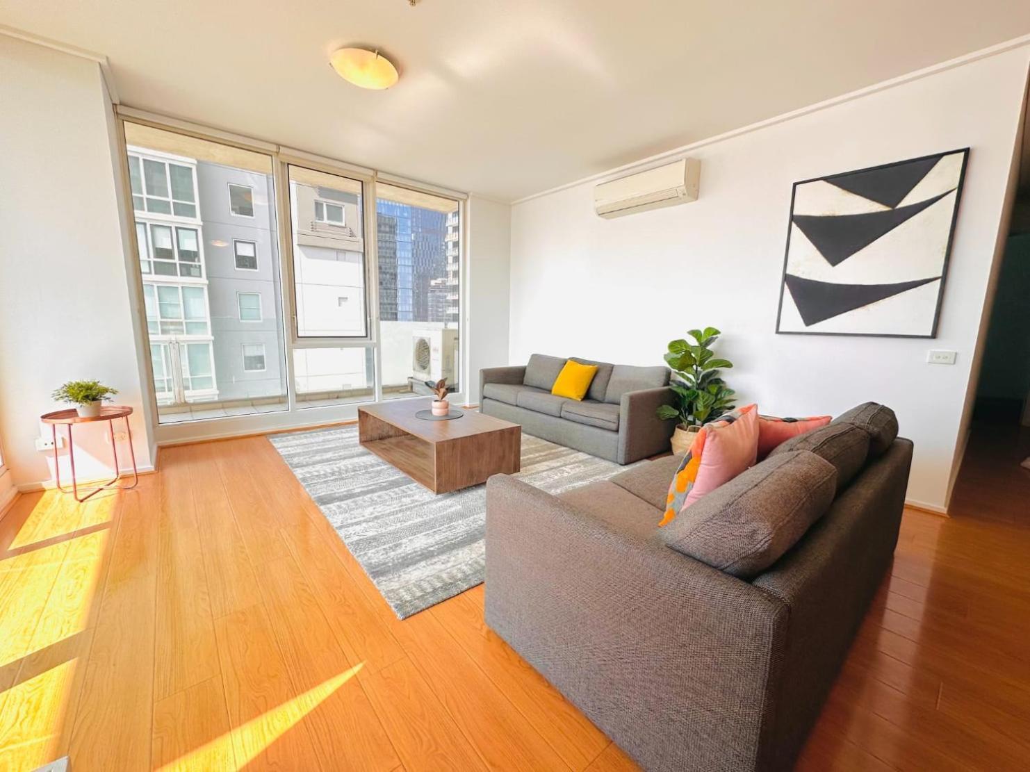 Spacious Living And Grand Views In Southbank Apartment Melbourne