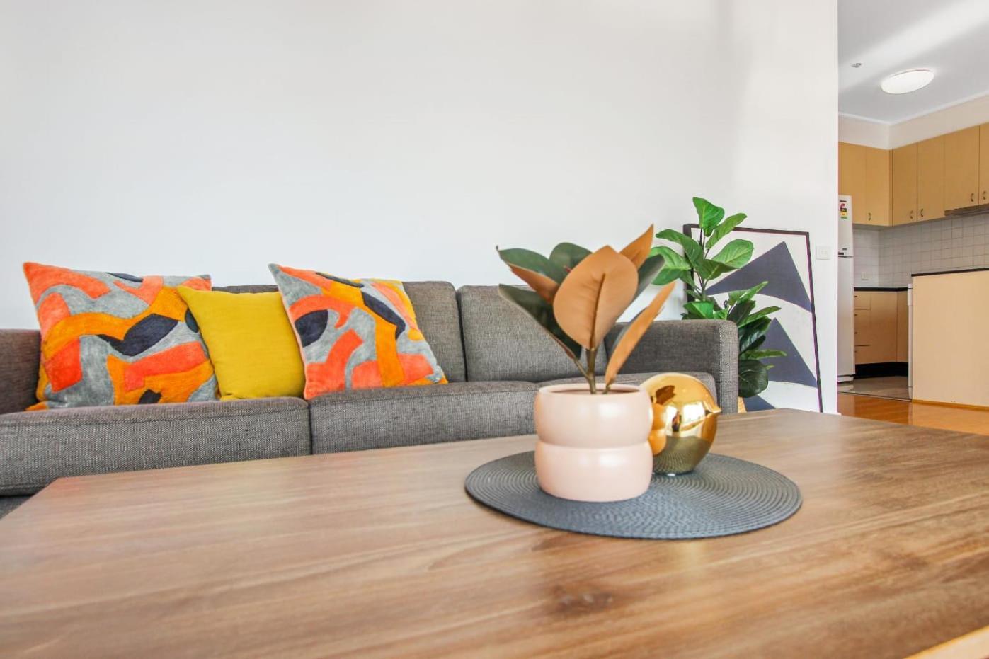 Spacious Living And Grand Views In Southbank Apartment