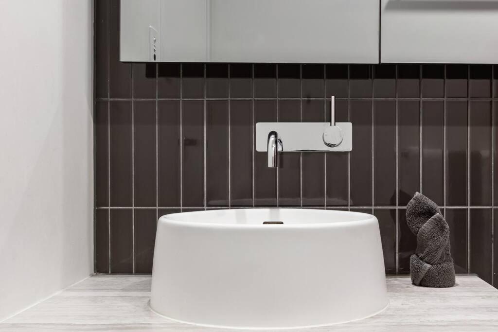 Elegant And Well-appointed Near Attractions In The Cbd Apartment Melbourne