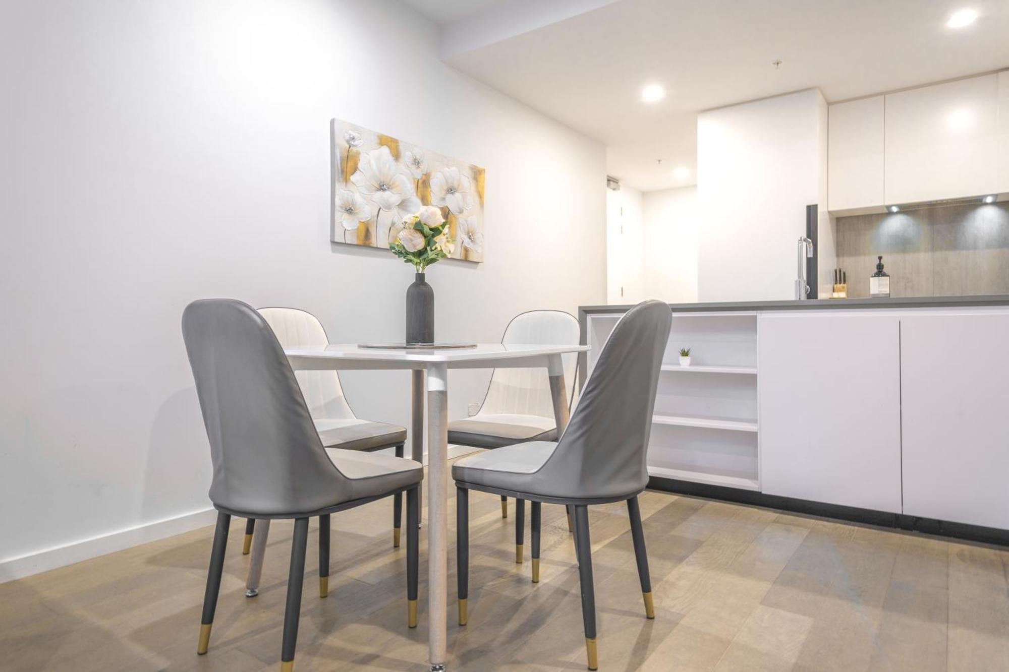 Apartment Cbd 2br Apt With Pool Gym Melbourne