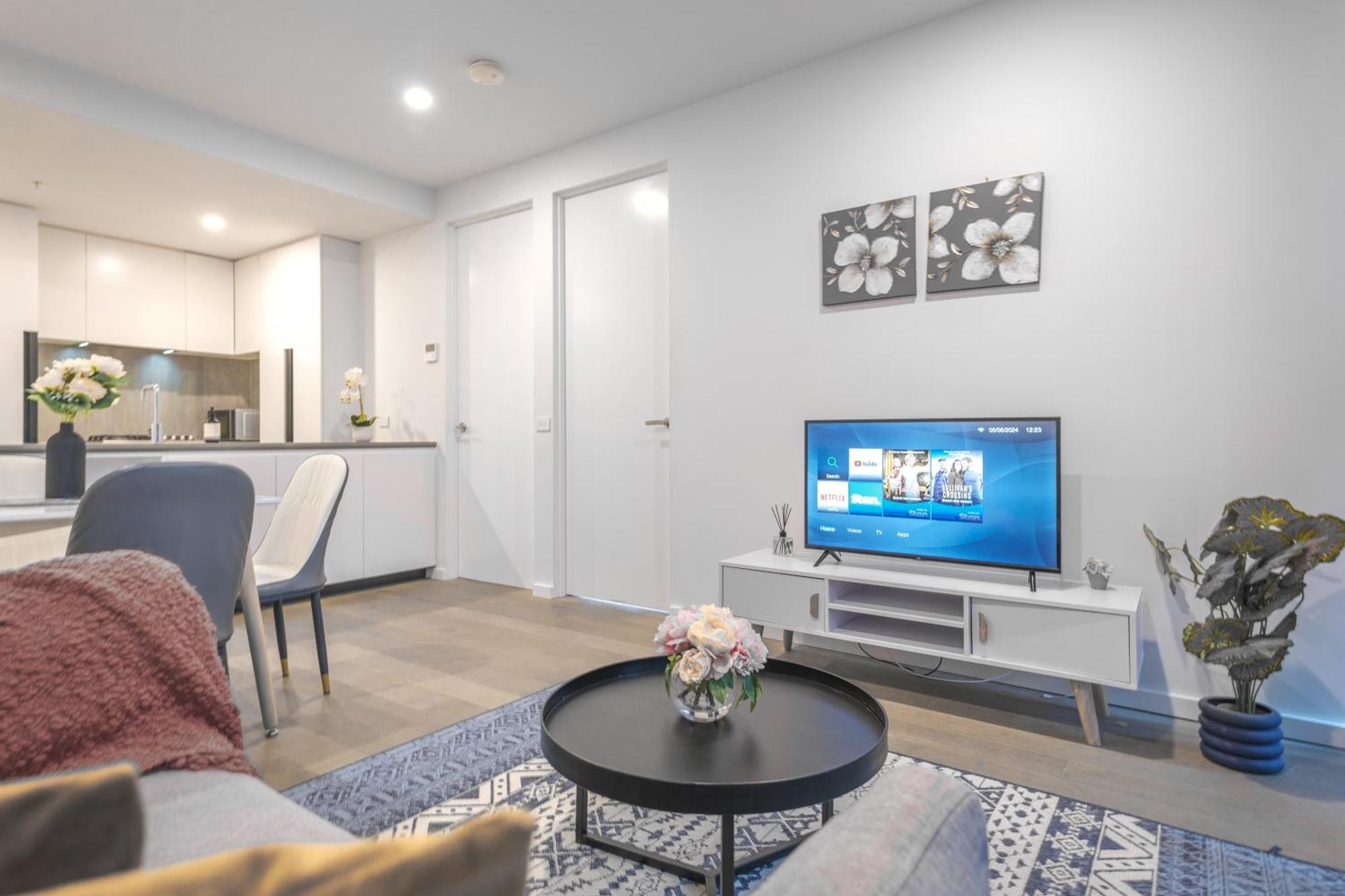 Cbd 2br Apt With Pool Gym Apartment