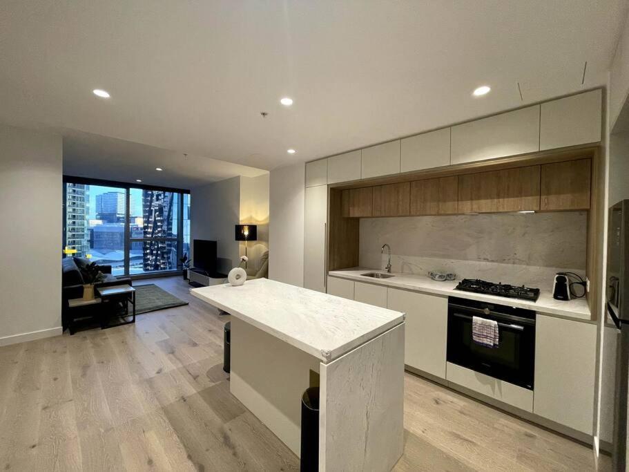 Brand New 1br Apt With Unbeatable Location Melbourne