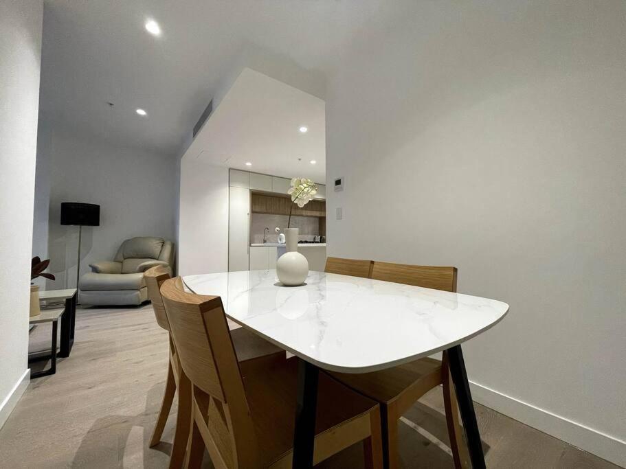 Brand New 1br Apt With Unbeatable Location Melbourne