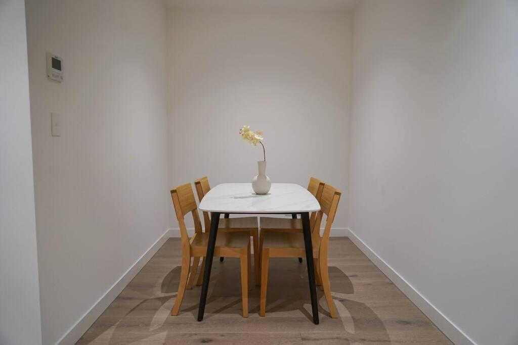 Brand New 1br Apt With Unbeatable Location Apartment Melbourne