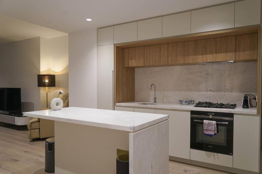 Apartment Brand New 1br Apt With Unbeatable Location Melbourne
