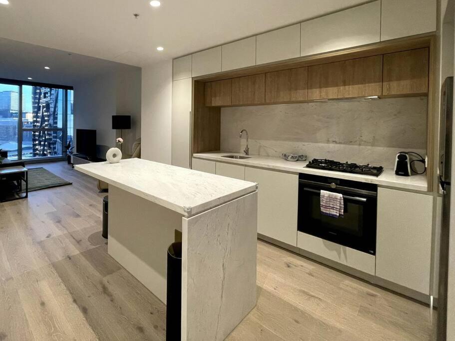 Brand New 1br Apt With Unbeatable Location * Melbourne