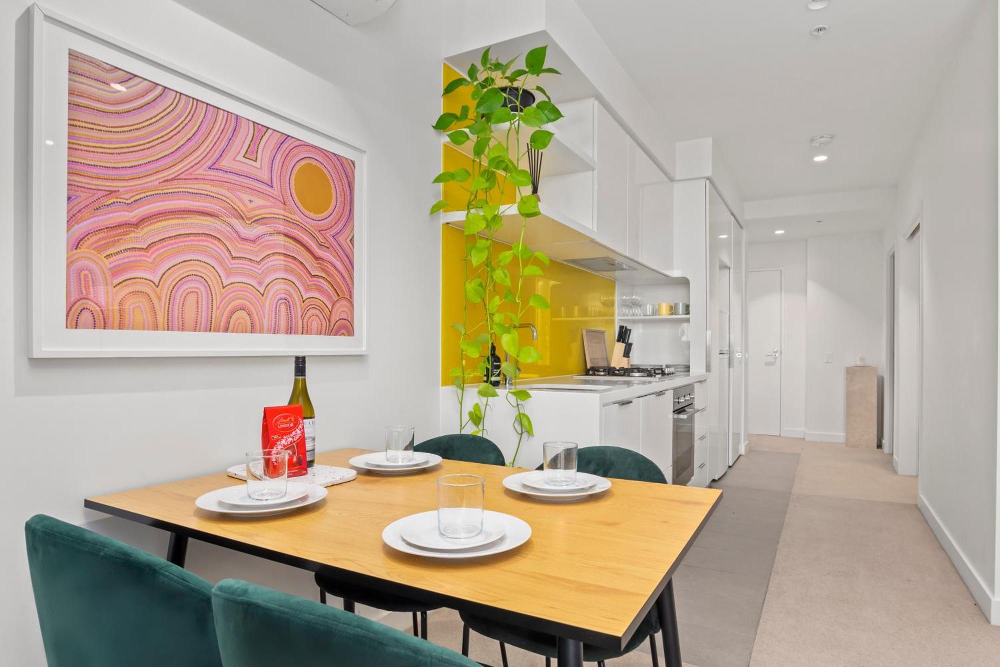 Modern 1 Bed Melb Apt W/ Balcony, Coffee And Views *