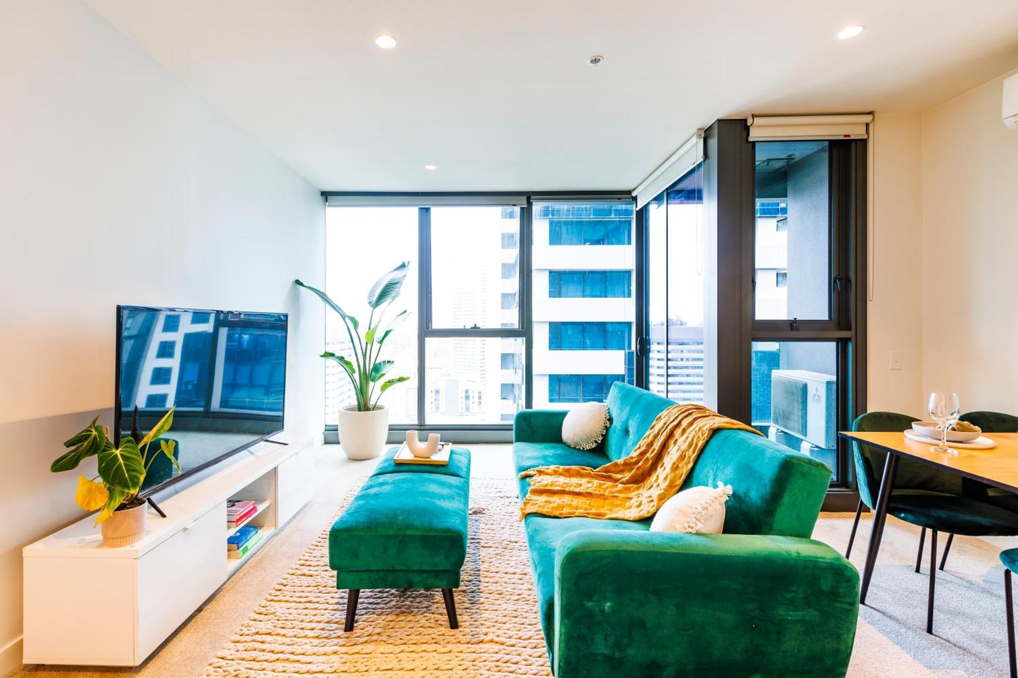 Elegant 1 Bed W/ Balcony & Views *