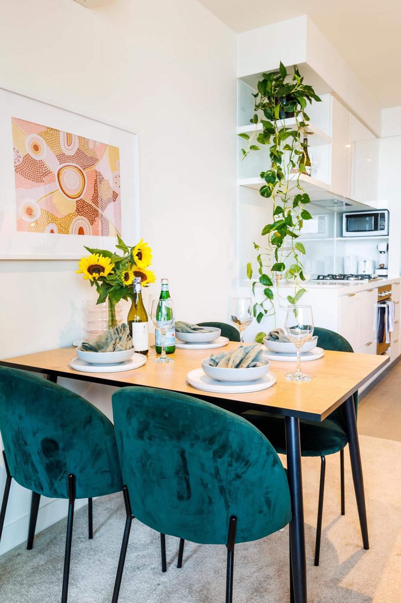 Apartment Elegant 1 Bed W/ Balcony & Views