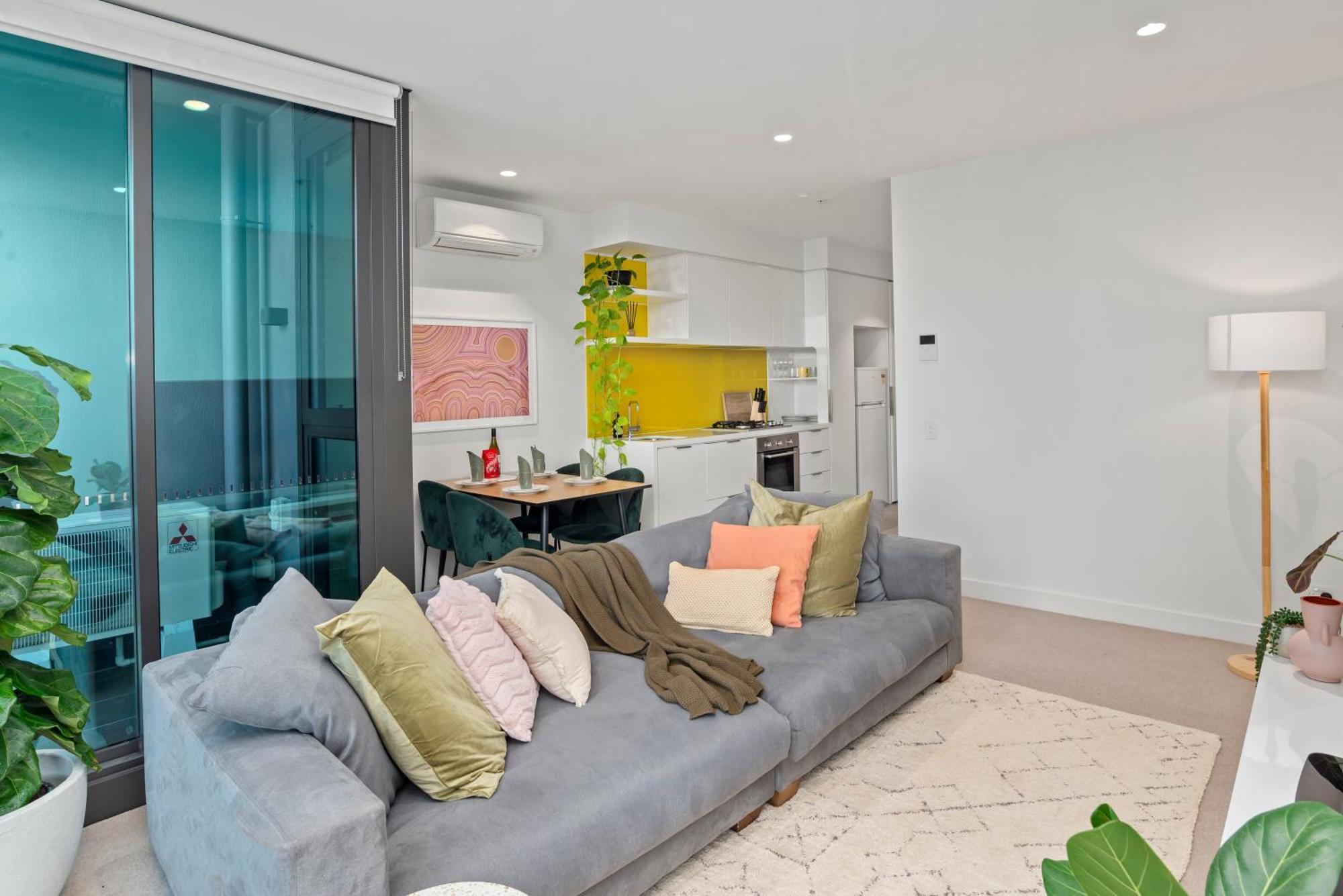 Apartment Modern 1 Bed Melb Apt W/ Balcony, Coffee And Views