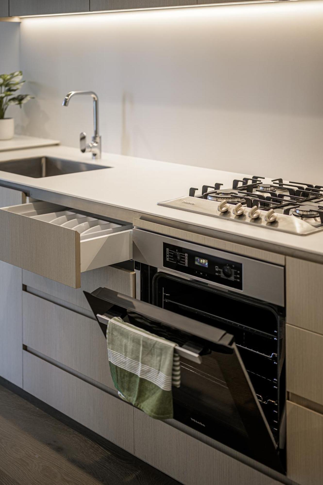 Elevated Lifestyle In Melb Landmark- Spacious 2b2b Apartment *