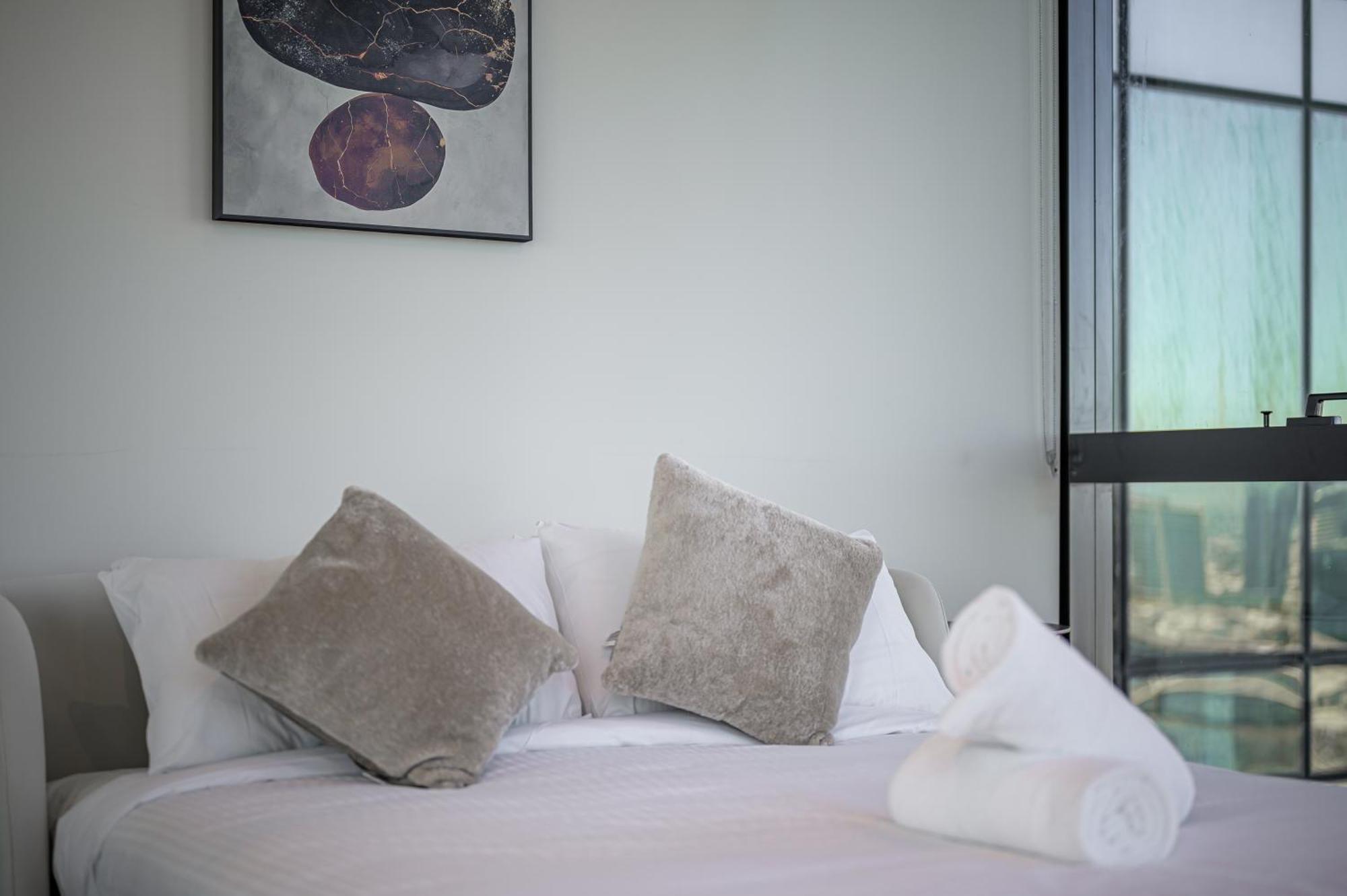 Elevated Lifestyle In Melb Landmark- Spacious 2b2b Apartment Melbourne