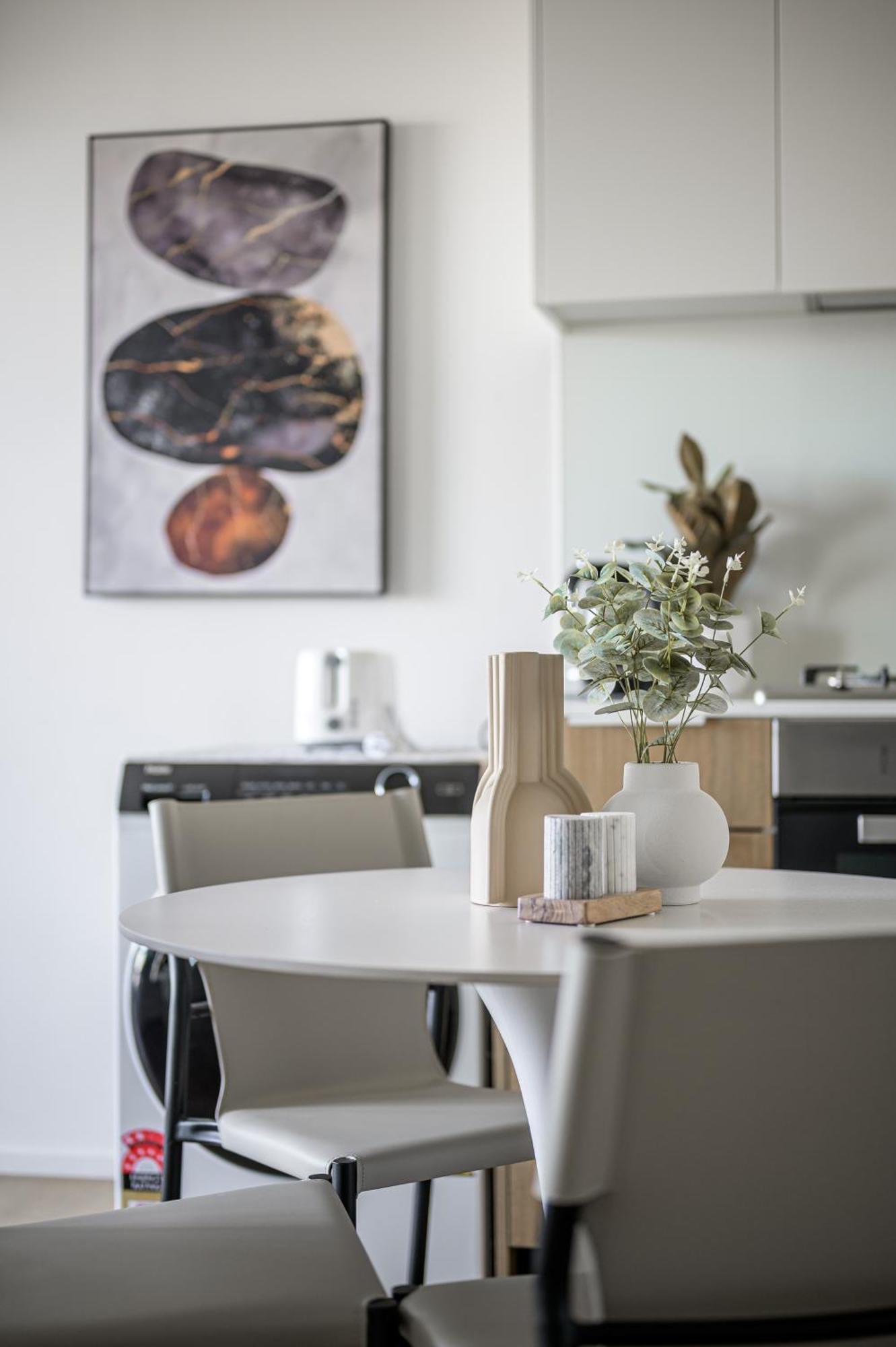 Elevated Lifestyle In Melb Landmark- Spacious 2b2b * Melbourne