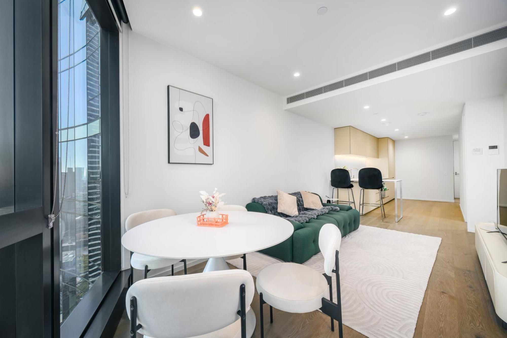 Elevated Lifestyle In Melb Landmark- Spacious 2b2b