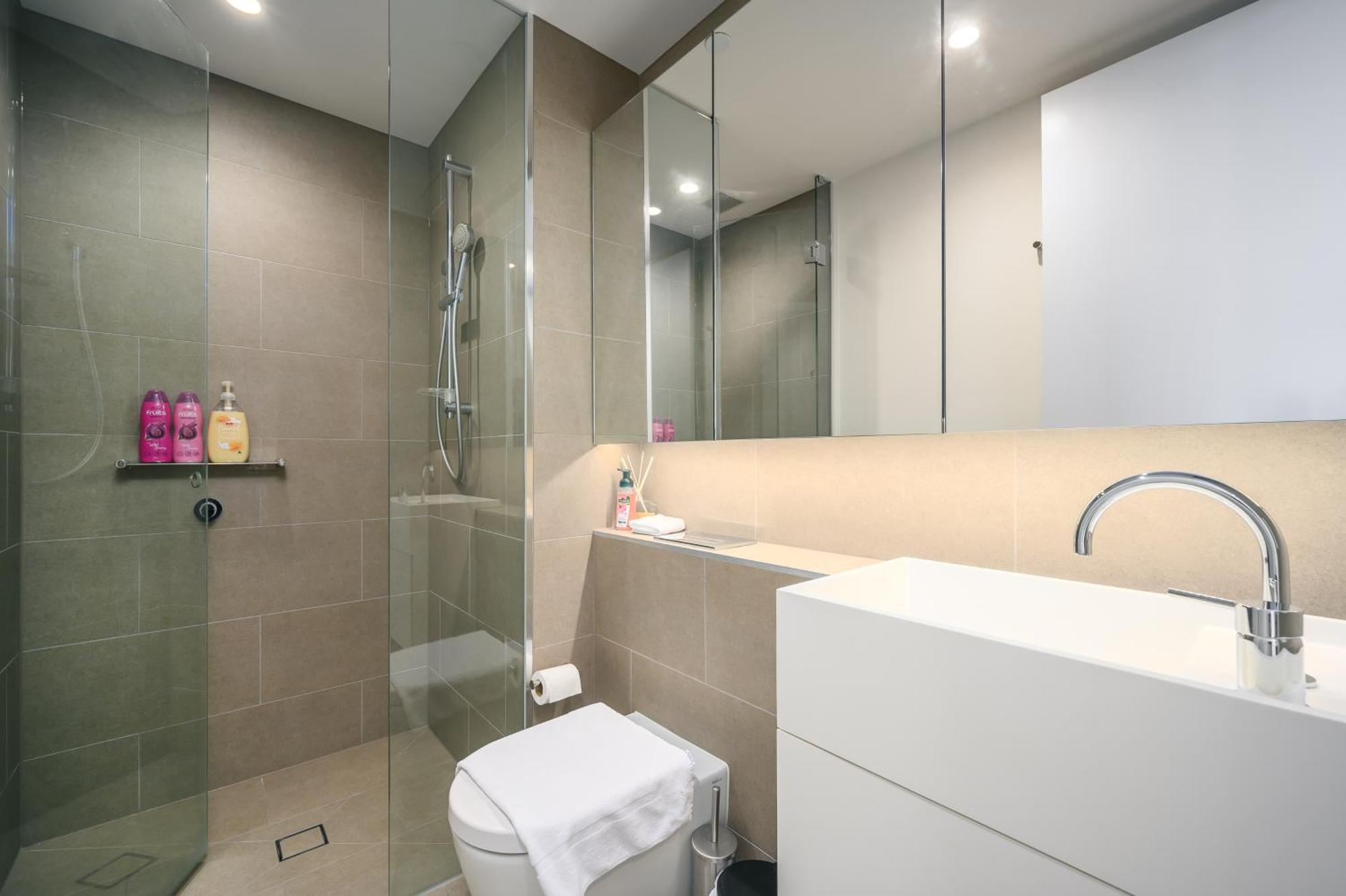 Elevated Lifestyle In Melb Landmark- Spacious 2b2b Apartment *