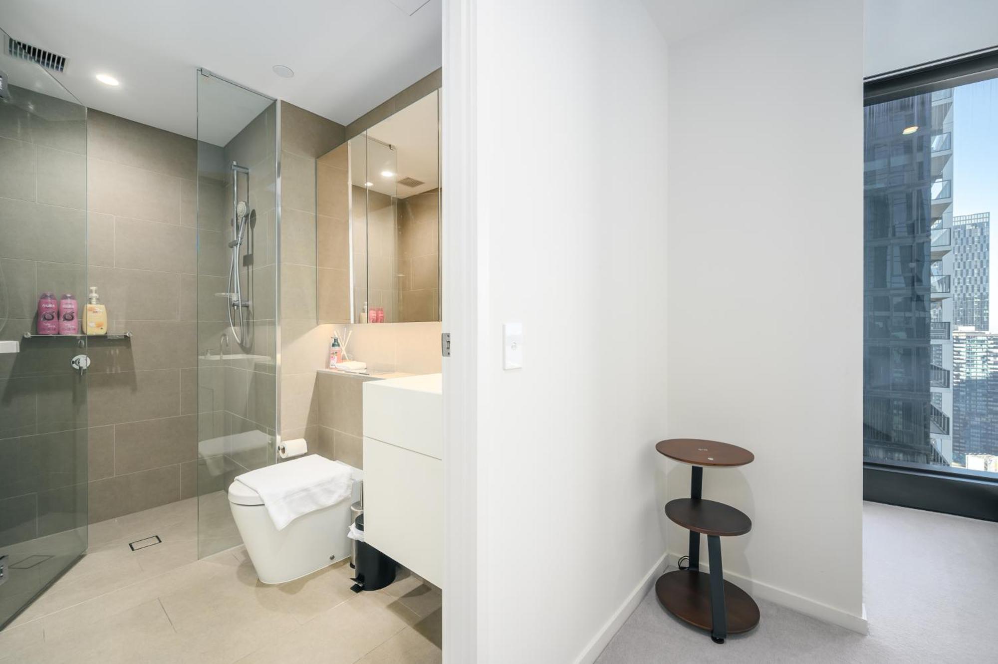 Elevated Lifestyle In Melb Landmark- Spacious 2b2b Melbourne