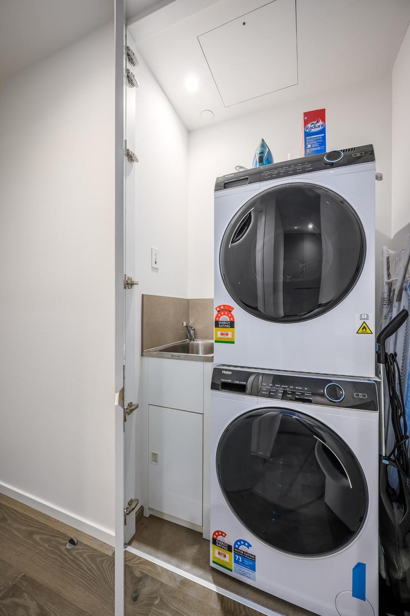 Elevated Lifestyle In Melb Landmark- Spacious 2b2b Apartment Melbourne