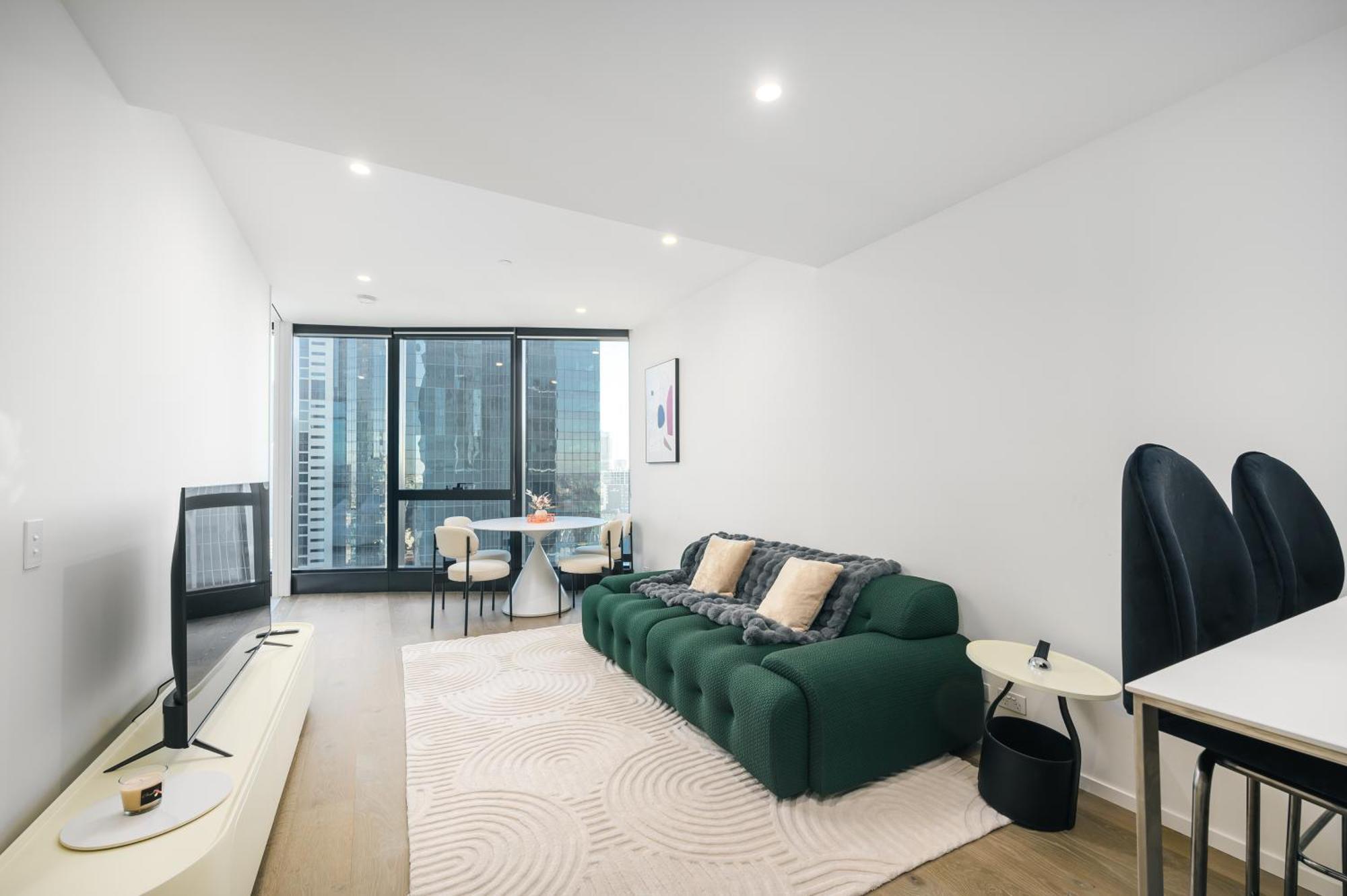 Elevated Lifestyle In Melb Landmark- Spacious 2b2b Apartment *